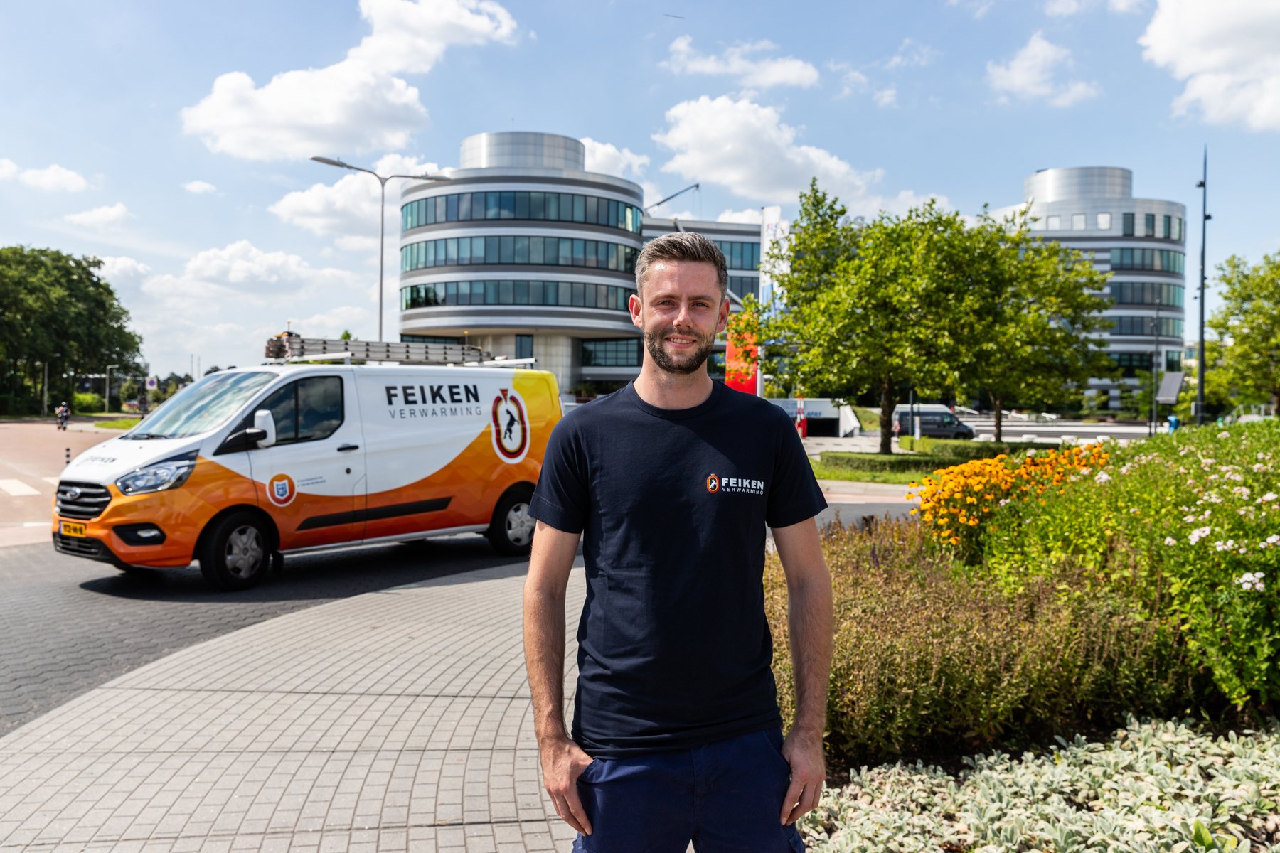 Feiken monteur bij de bedrijfsbus in Leusden